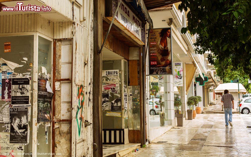Immagine Vetrine di negozi lungo una via di Sparta, Grecia - © AnnaFinist / Shutterstock.com