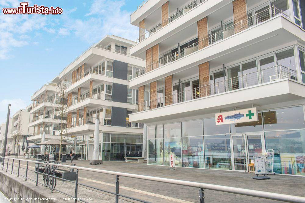 Immagine Vetrine di una farmacia in un centro specialistico di Dortmund, Germania - © Binder Medienagentur / Shutterstock.com