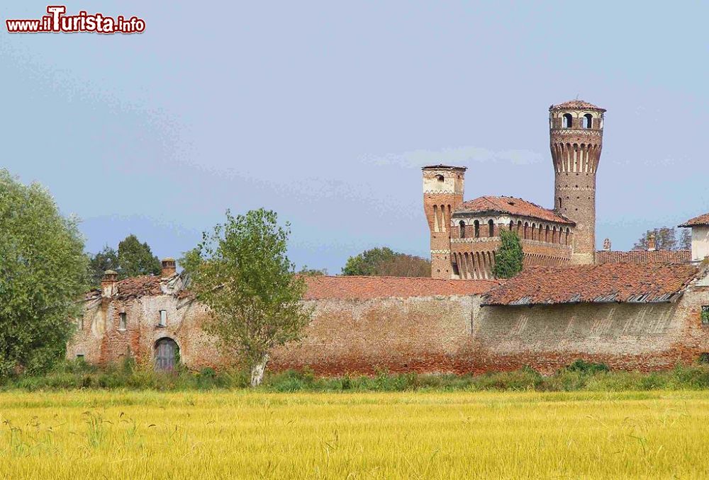 Immagine Il Castello di Vettignè nei pressi di Santhià in Piemonte - © F Ceragioli - CC BY-SA 3.0, Wikipedia