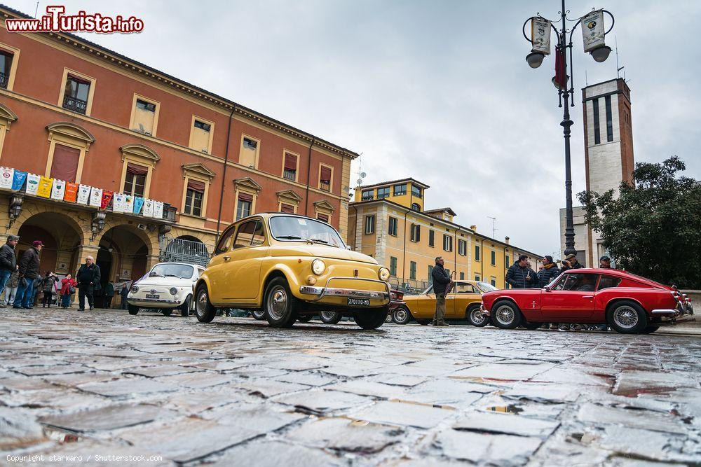 Immagine Vetture d'epoca in piazza a San Giovanni in Persiceto in Emlia-Romagna - © starmaro / Shutterstock.com