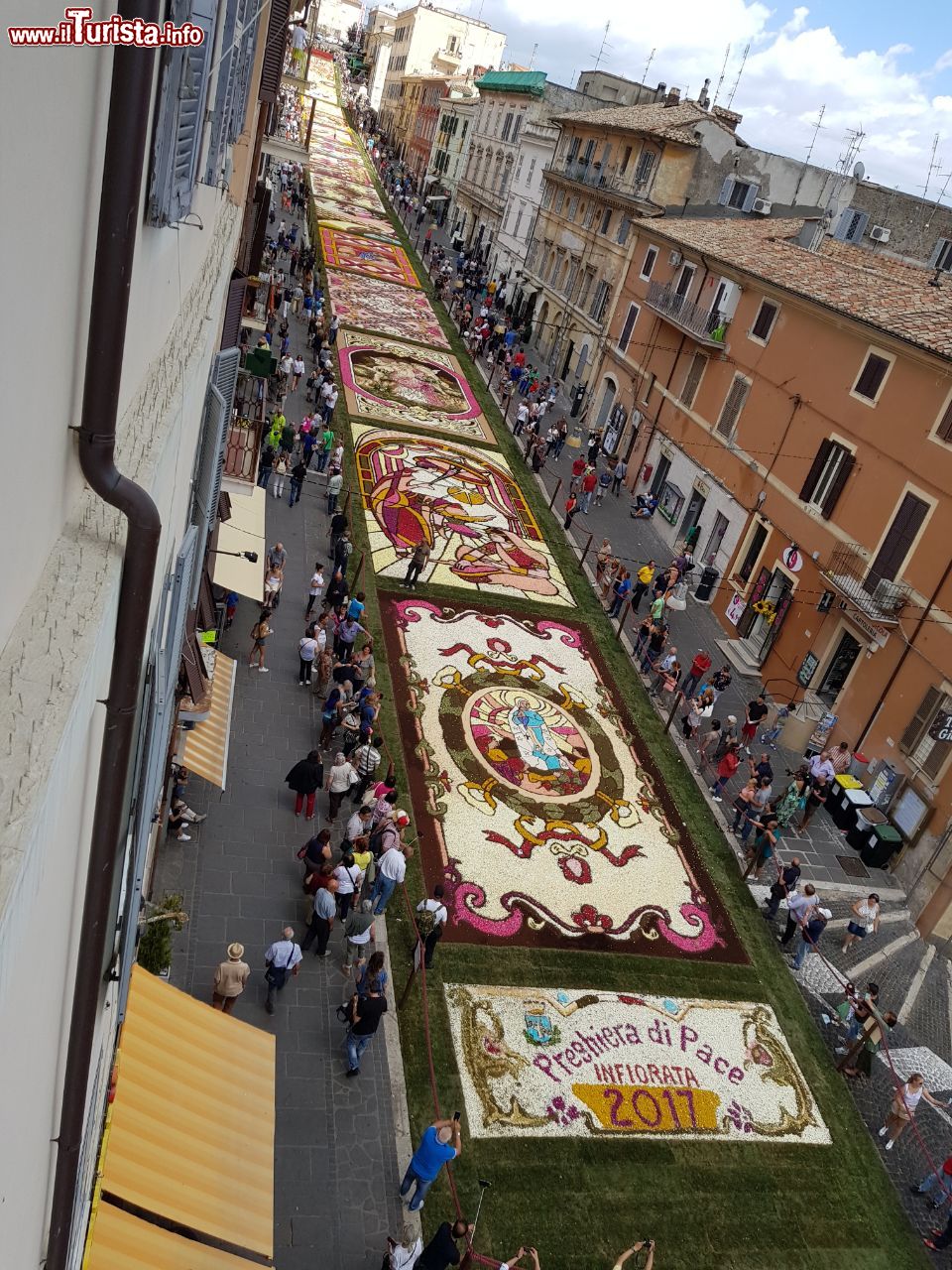 Immagine Via Belardi a Genzano Romano durante la Infiorata del Corpus Domini. In genere vengono composti 13 quadri floreali, utilizzando oltre 350.000 fiori di stagione