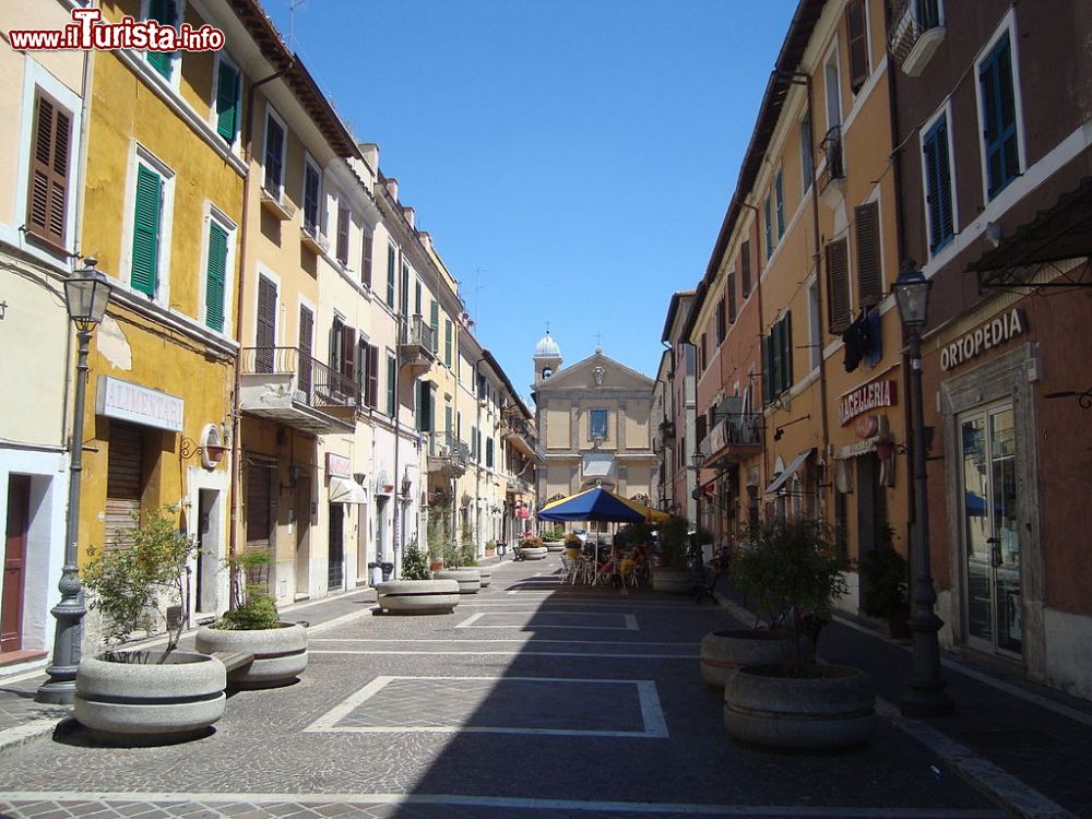 Immagine Via Cavour in centro a Monterotondo nel Lazio - © LPLT, CC BY-SA 3.0, Wikipedia