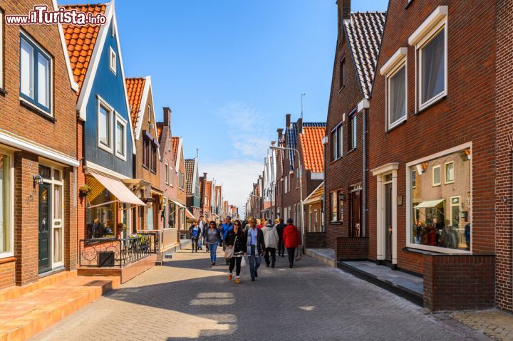 Immagine Centro storico di Volendam, Olanda - Completamente isolato per ben sei secoli, questo villaggio costiero è riuscito a mantenere intatte le sue caratteristiche grazie anche alla voglia di vivere degli abitanti. Il centro storico è caratterizzato da strette stradine che formano un vero e proprio dedalo di viuzze su cui si affacciano le graziose abitazioni dalle facciate ordinate, a un piano e con piccoli giardinetti © Anton_Ivanov / Shutterstock.com