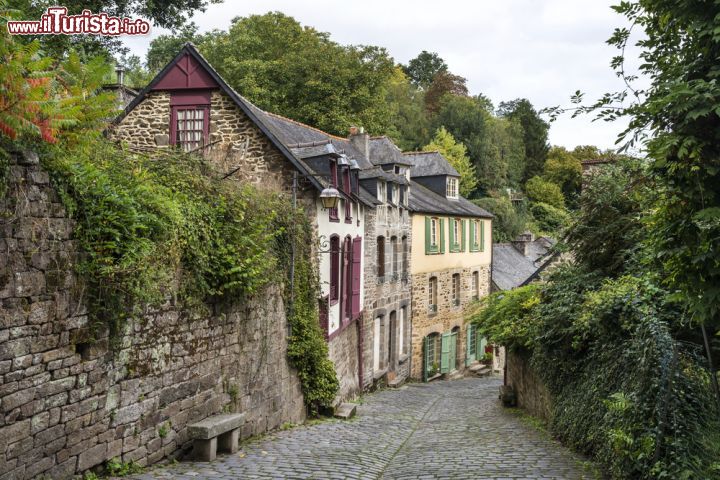 Immagine Un via ciottolata a Dinan, Bretagna, nel nord-ovest della Francia. Il borgo medievale sul fiume Rance si trova 35 km a sud di Saint-Malo, sul Canale dell Manica - foto © lrafael / Shutterstock.com