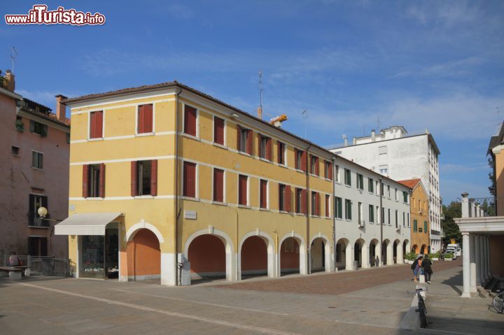 Immagine Via Daniele Manin una delle strade porticate in centro a Mestre - © photobeginner / Shutterstock.com