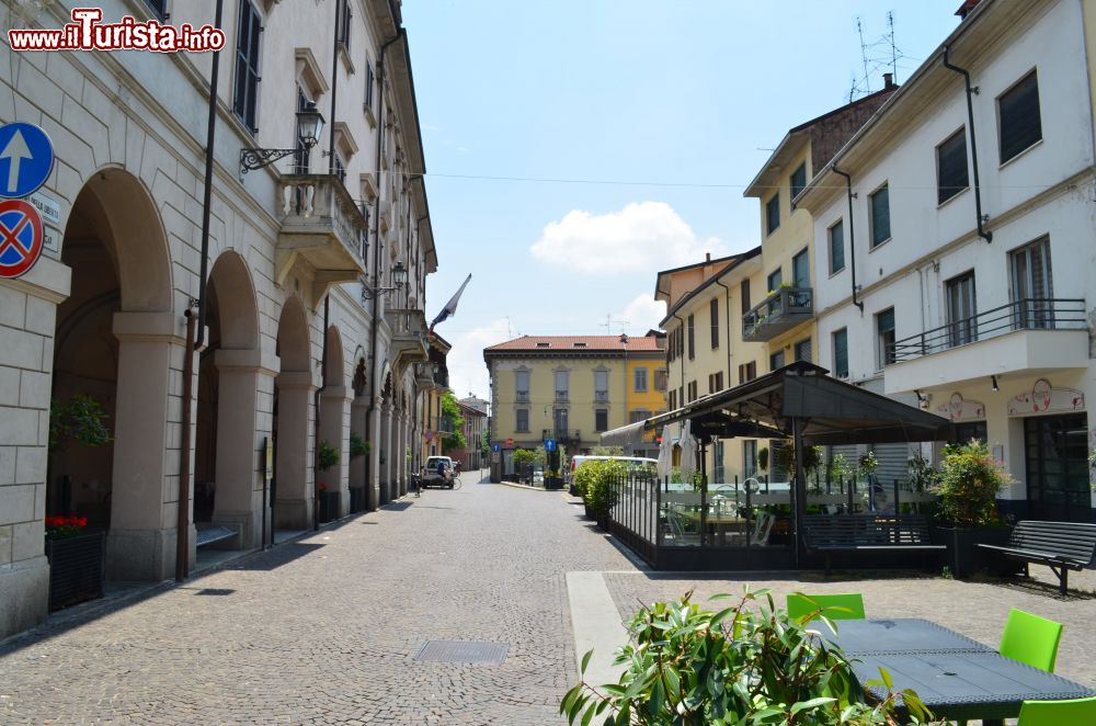 Immagine Una via del centro stroico di Galliate in Provincia di Novara, Piemonte