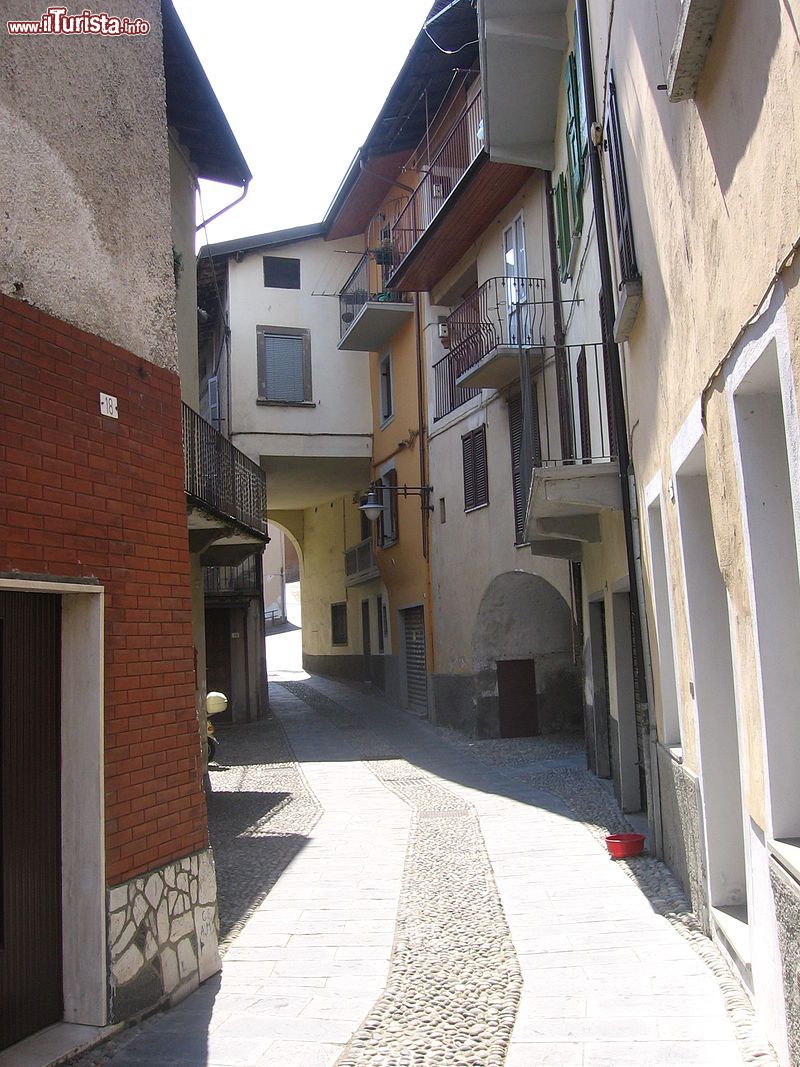 Immagine Via del centro storico del borgo di Castro in Lombardia.