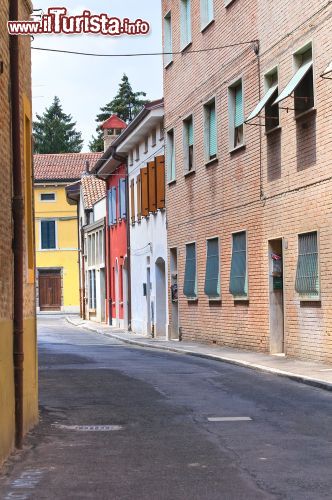 Immagine Una via del centro storico di Cento - © Mi.Ti. / Shutterstock.com