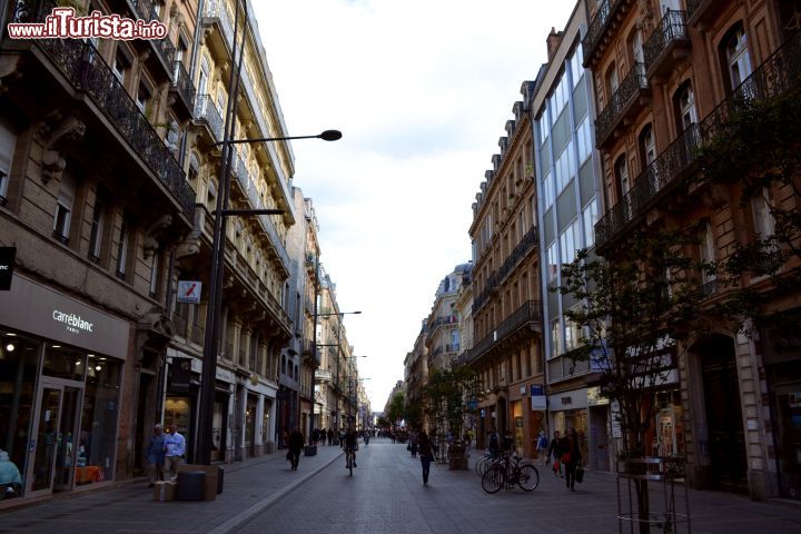 Immagine La centralissima rue d'Alsace Lorraine, alle spalle del Capitole, è la via dello shopping per eccellenza della città di Tolosa (Toulouse).