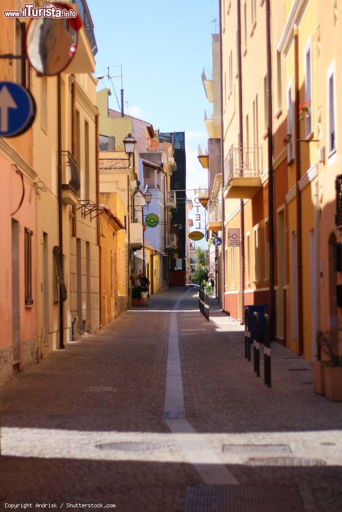 Immagine Via Garibaldi a Olbia, nel pomeriggio, Sardegna. Siamo in una delle tipiche stradine della città - © Andrisk / Shutterstock.com
