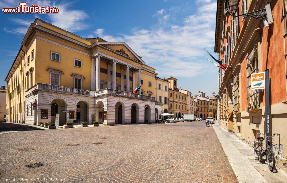 Immagine Via Giuseppe Verdi ed il Teatro Municipale di Piacenza in Emilia-Romagna - © Olgysha / Shutterstock.com