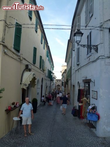 Immagine Via Italia direzione porta medievale a Sirolo