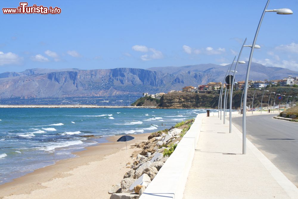 Immagine Via Marina a Balestrate e la bella spiaggia sul Mar Tirreno, Scicilia settentrionale