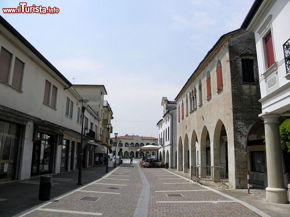 Immagine Via Martiri della Libertà in centro a Zero Branco in provincia di Treviso, Veneto - © Threecharlie, CC BY-SA 4.0, Wikipedia