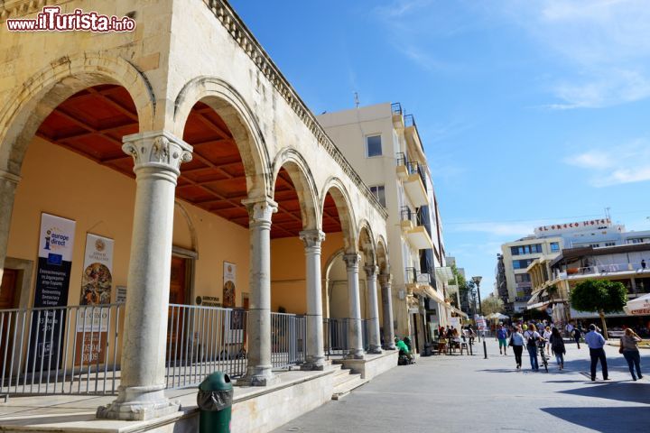 Immagine Via nel centro di Heraklion, Creta - Una passeggiata nel cuore della città è il modo migliore per andare alla scoperta delle sue bellezze architettoniche © slava296 / Shutterstock.com