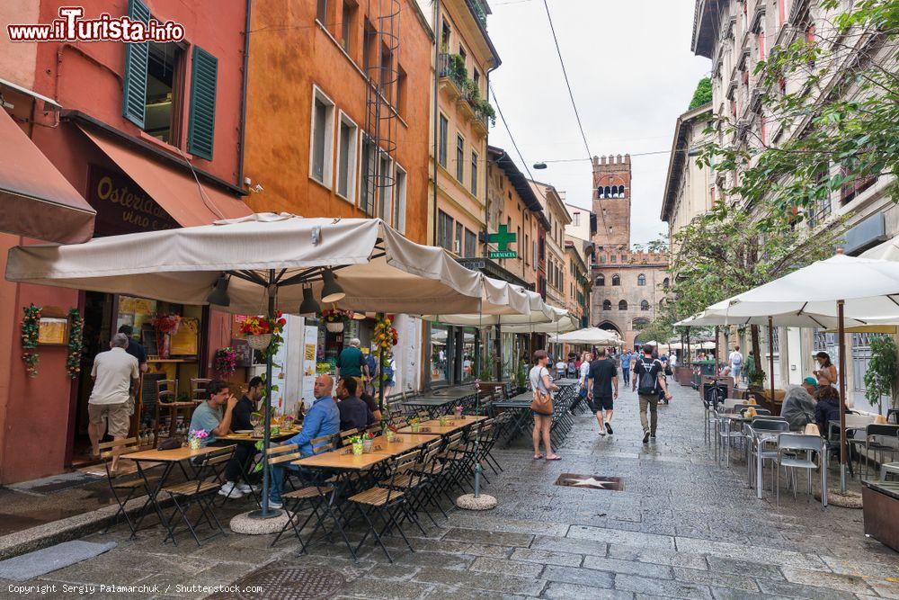 Immagine Via Orefici in centro a Bologna e la Torre dell'Arengo sullo sfondo. - © Sergiy Palamarchuk / Shutterstock.com