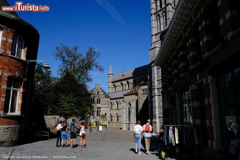 Immagine Via pedonale nei pressi della piazza centrale di Tournai, Belgio, con gente a passeggio - © Alexandros Michailidis / Shutterstock.com