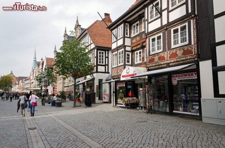 Immagine Via pedonale nel centro di Hameln, Germania. Negozi e botteghe si susseguono nel cuore storico di questa cittadina che deve la sua notorietà anche alla leggenda del pifferaio magico che la liberò dai topi e dai bambini - © villorejo / Shutterstock.com