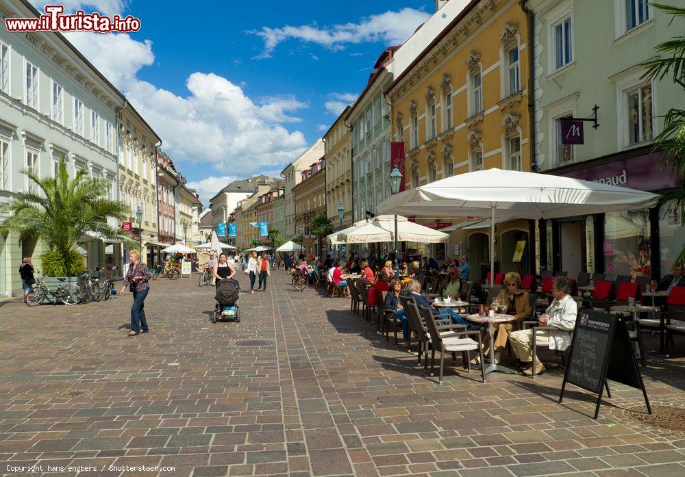 Immagine Via pedonale nel centro di Klagenfurt, Austria: con una popolazione di oltre 90 mila abitanti, è la sesta città del paese - © hans engbers / Shutterstock.com