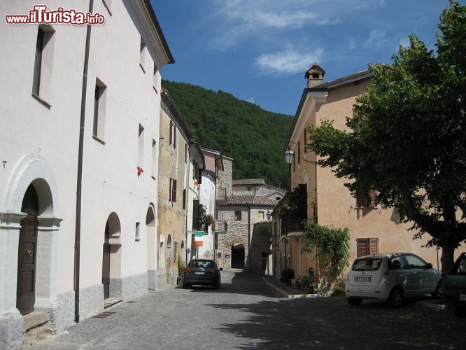 Immagine Passeggiata in via Roma, nel centro storico della cittadina di Genga, un comune della Provincia di Ancona, nelle Marche - © Alicudi - CC BY-SA 3.0 - Wikimedia Commons.