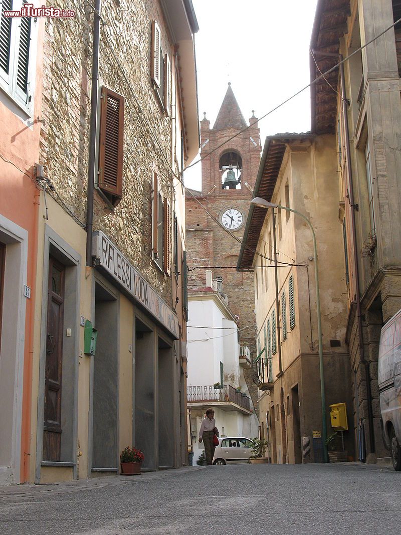 Immagine Via Roma nel centro storico di Terricciola in Toscana - © LUCHOTESTA - Collegamento