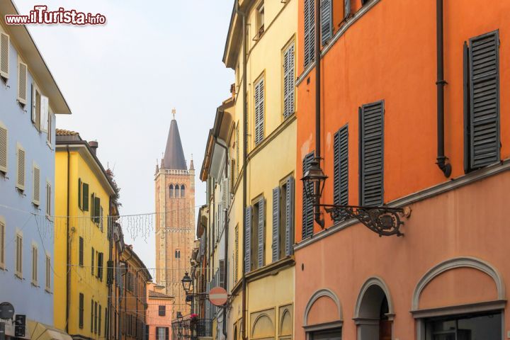 Immagine I colori vivaci del centro storico di Parma: il centro storico di Parma è una vera e propria festa di colori e sfumature, che conducono alla magnifica Piazza Duomo, cuore storico e artistico della città. - © iryna1 / Shutterstock.com