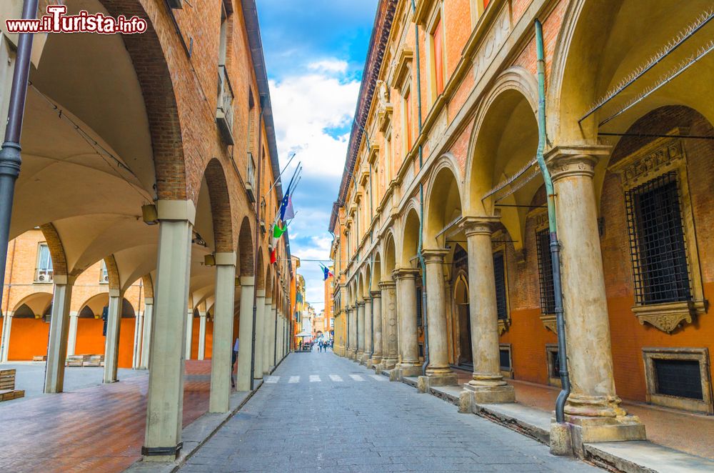 Immagine Via Zamboni 33, sulla destra, l'ingresso principale dell'Unversità di Bologna, Palazzo Poggi.