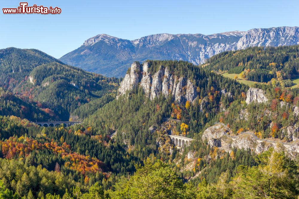 Immagine Viadotti della ferrovia di Semmering immersi nei boschi con foliage autunnale, Austria.