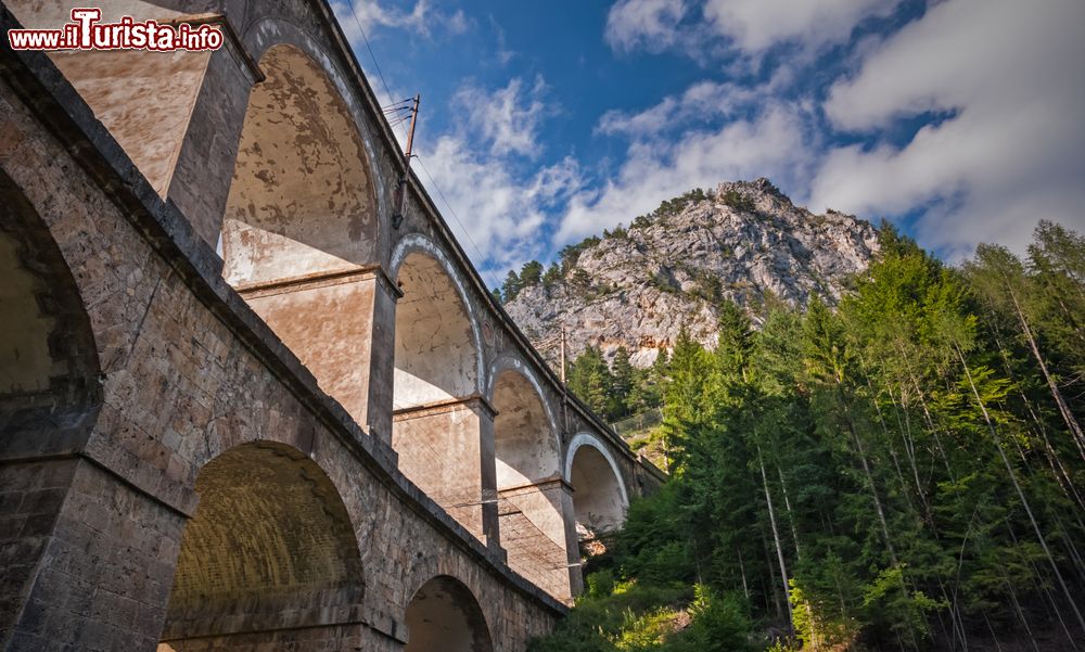 Immagine Viadotto della vecchia Semmering Railway, Austria. Terminata nel 1854, questa ferrovia è considerata la prima di montagna in Europa.