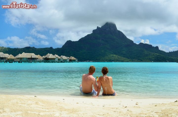 Immagine Un viaggio di nozze a Bora Bora (Polinesia Francese) è romantico e avventuroso allo stesso tempo. Le albe e i tramonti sembrano dipinti, e le acque cristalline del Pacifico sono tutte da scoprire nuotando, facendo snorkeling o andando in barca. Sarete coccolati dalle comodità degli alloggi, dalla buona cucina e dall'ospitalità dei locali, ma soprattutto resterete ammaliati dai colori e dai profumi dell'isola - © iPics / Shutterstock.com