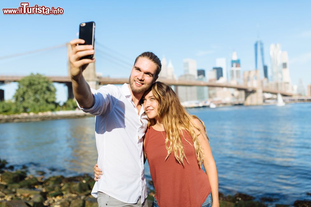 Immagine Viaggio di Nozze a New York CIty, una coppia si scatta selfie con skyline della Grande Mela