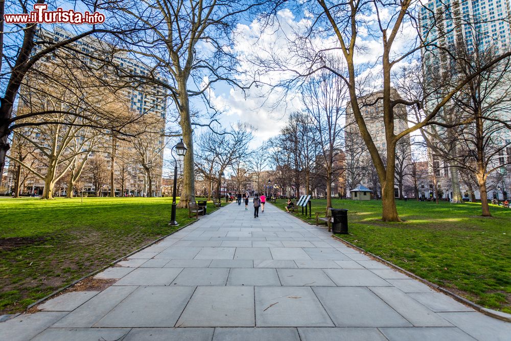 Immagine Viale alberato di Washington Square a Philadelphia, Pennsylvania, in primavera.