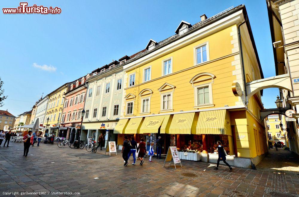 Immagine Viale pedonale a Klagenfurt, capoluogo del distretto della Carinzia (Austria). Questa cittadina è un gioiello rinascimentale dove è un piacere passeggiare alla scoperta del centro storico - © girlwander1982 / Shutterstock.com