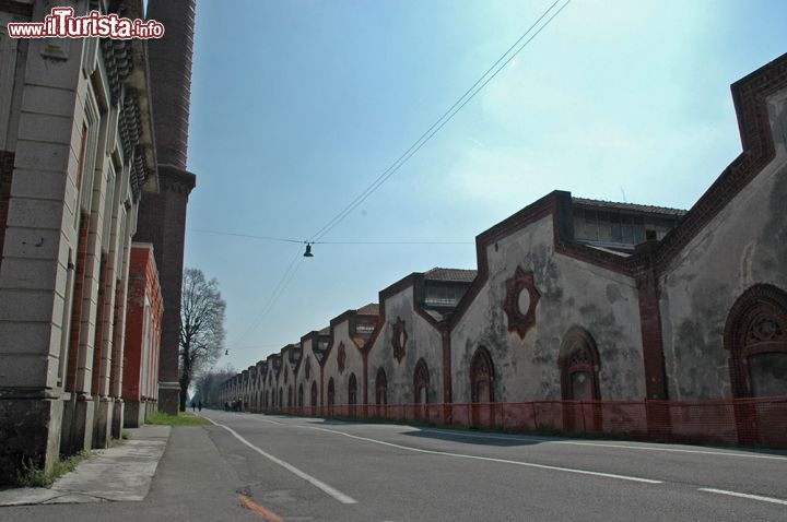 Immagine Il viale principale di Crespi d'Adda e i suoi centri produttivi - una delle particolarità dello stabilimento Crespi è la sua struttura ad unico piano. I capannoni a shed si susseguono lungo il viale creando una forma allungata, pensata in base all'esigenza di avere un solo motore che distribuisca energia in modo ininterrotto.