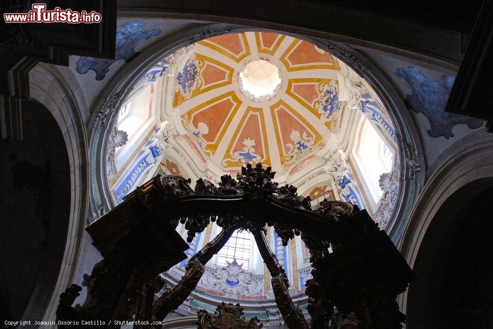 Immagine Viana do Alentejo, Portogallo: la cupola del santuario mariano di Nossa Senhora de Aires vista dall'interno - © Joaquin Ossorio Castillo / Shutterstock.com