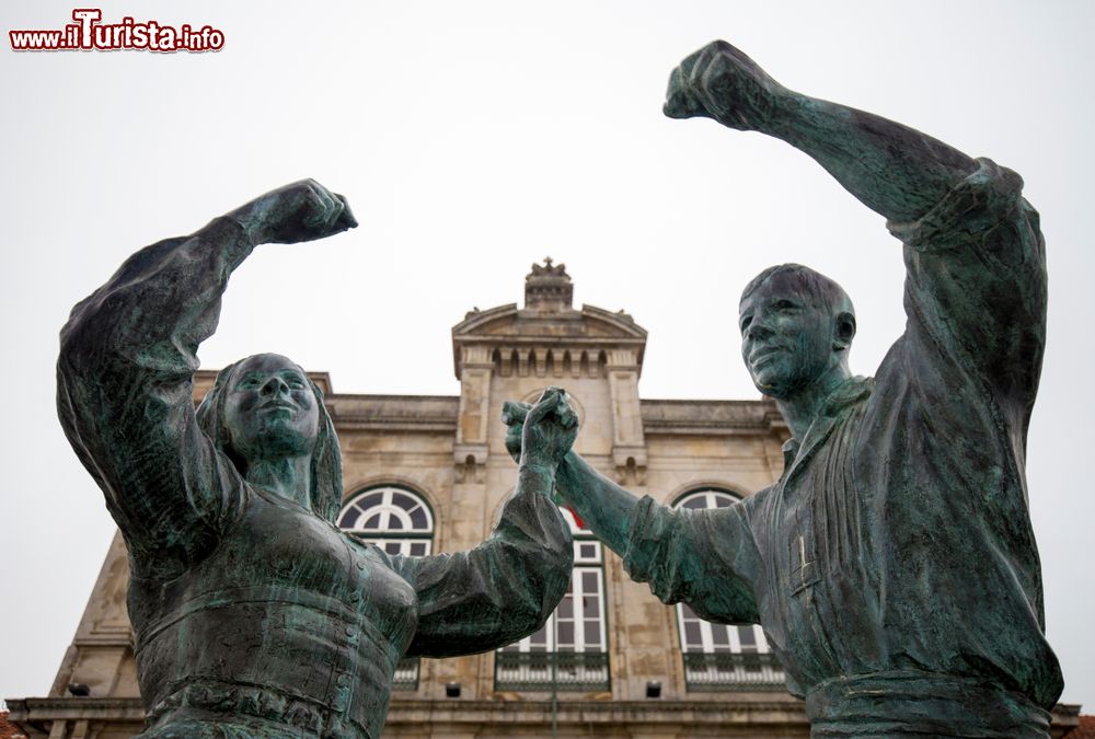 Immagine Viana do Castelo: statua di una coppia che balla una danza tradizionale del nord del Portogallo. Si trova nella via principale della cittadina.
 