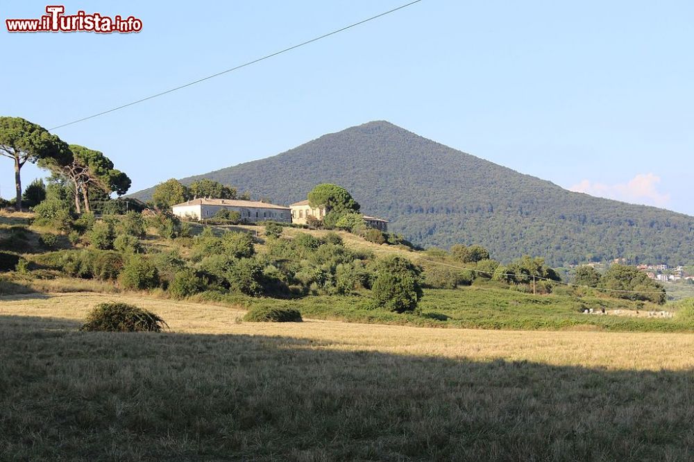 Immagine Vicarello e Rocca Romana vicino a Bracciano (Lazio) Di Tulumnes - Opera propria, CC BY-SA 4.0, Collegamento