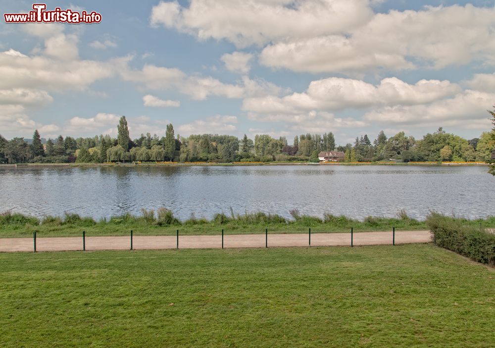 Immagine Vichy, Francia: panorama di parco e fiume. Fin dall'antichità la presenza di sorgenti termali favori l'insediamento di popolazioni galliche, in seguito assoggettate dai romani.