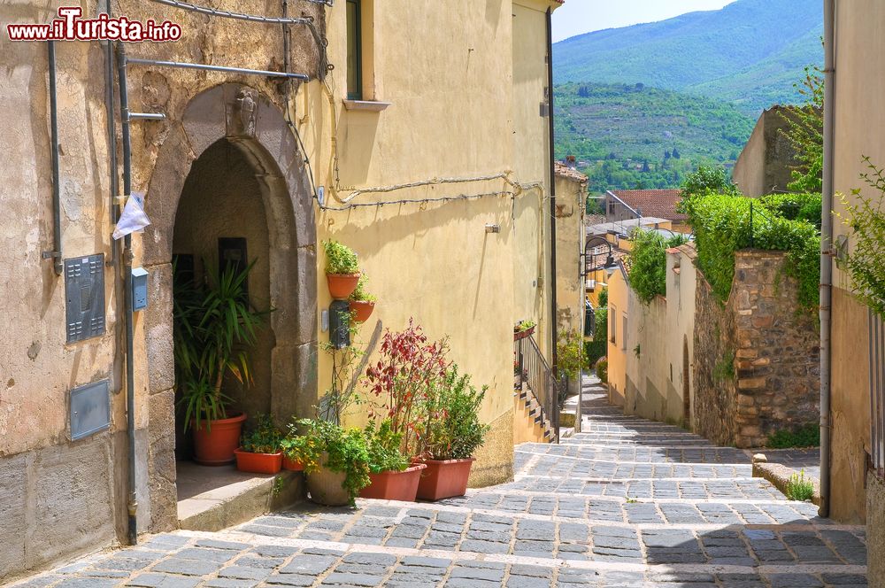 Immagine Vico Gradelle a Melfi. Si tratta di una delle stradine più pittoresche del borgo della Basilicata