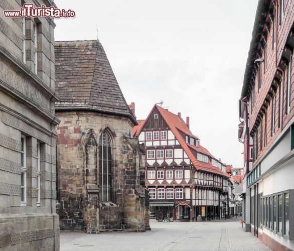 Immagine Vicoli di Hameln, Germania. Hanno un fascino sobrio e discreto i vicoli cittadini del centro storico dove si possono trovare negozi e botteghe di prodotti artigianali - © PRILL / Shutterstock.com