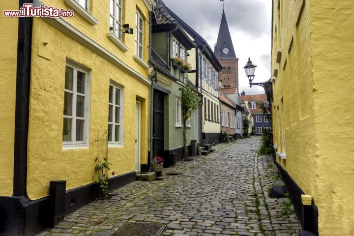 Immagine Un vicolo acciottolato nel centro di Aalborg. La città danese, sempre molto curata e attenta alle innovazioni, è sede di un'importante università - foto © Frank Bach / Shutterstock.com