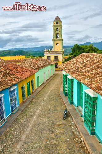 Immagine Le colorate stradine di Trinidad, Cuba - il centro storico di Trinidad è considerato un vero e proprio gioiello di arte coloniale e, allo stesso tempo, riflette l'anima allegra e vivace di Cuba, grazie a queste coloratissime case e stradine. Trinidad è infatti non solo una "città museo" piena di storia e di ricordi, ma anche una città di musica, concerti e festival, in pieno stile cubano. - © Rafael Martin-Gaitero / Shutterstock.com