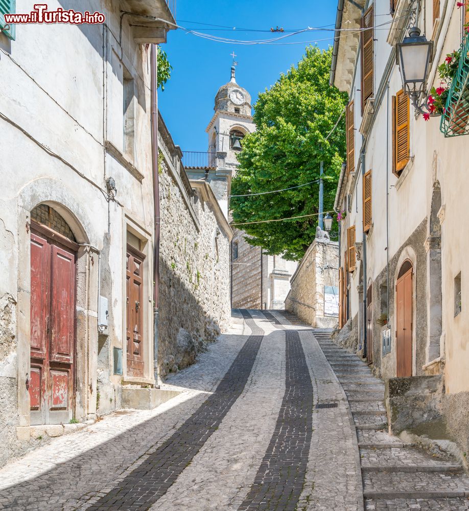 Immagine Un vicolo del centro storico di Caramanico Terme, Abruzzo. Questa località posta alle falde del massiccio della Majella, situata nel tipico ambiente appenninico, fa parte dei Borghi più belli d'Italia.