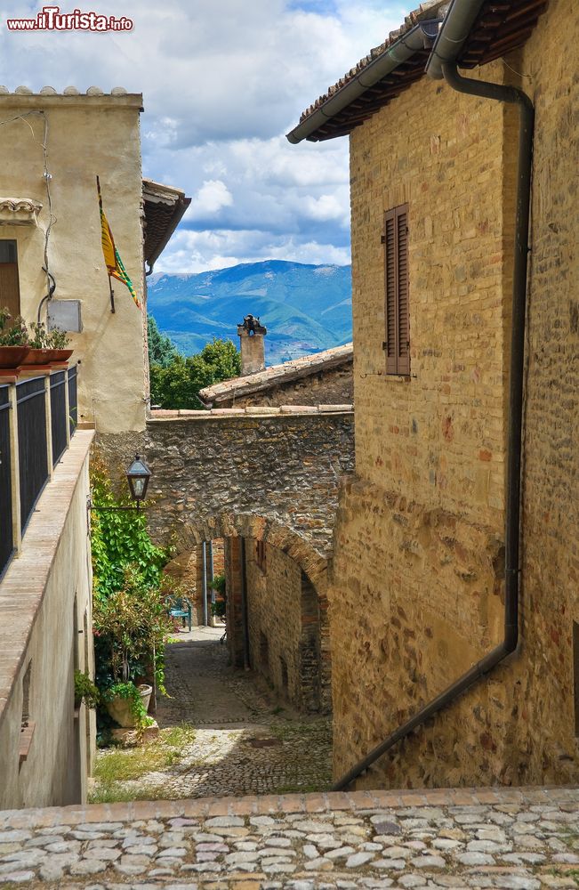 Immagine Un vicolo del centro storico di Montefalco, Umbria. Sullo sfondo lo splendido panorama sulle vallate di Spoleto e Perugia. Dal 1568 Montefalco è nota come "Ringhiera dell'Umbria".