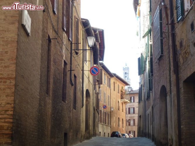 Immagine Vicolo dell'Oro, tipica via medievale a Siena