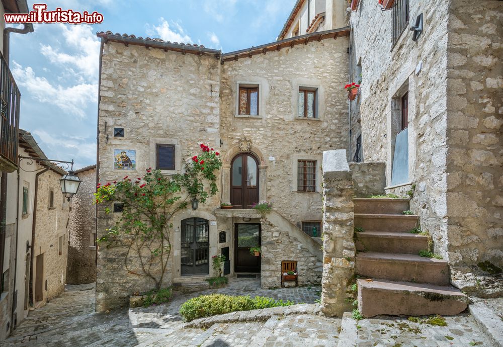 Immagine Un vicolo di Barrea, L'Aquila, Abruzzo. Il centro storico del villaggio conserva ancora intatte le tracce del passato quando veniva utilizzato a scopo difensivo.