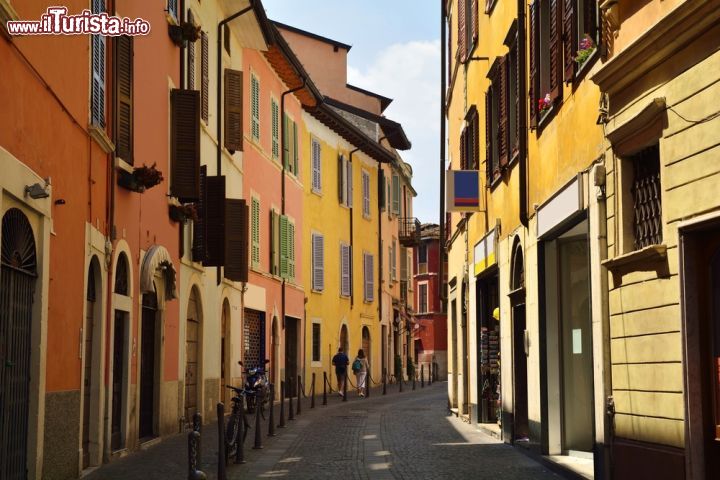 Immagine Vicolo di Salò, Lombardia. Una caratteristica strada con pavimentazione acciottolata nel centro cittadino - © lukaszimilena / Shutterstock.com