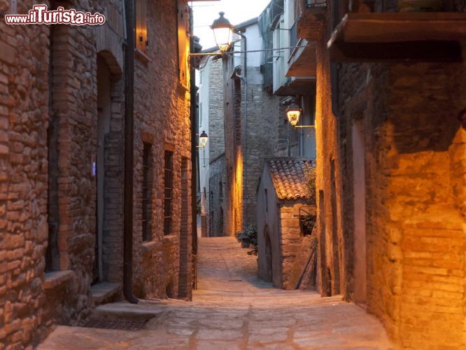 Immagine Vicolo e case in pietra nel cuore di Varzi, il borgo della Lombardia meridionale - © Claudio Giovanni Colombo / Shutterstock.com