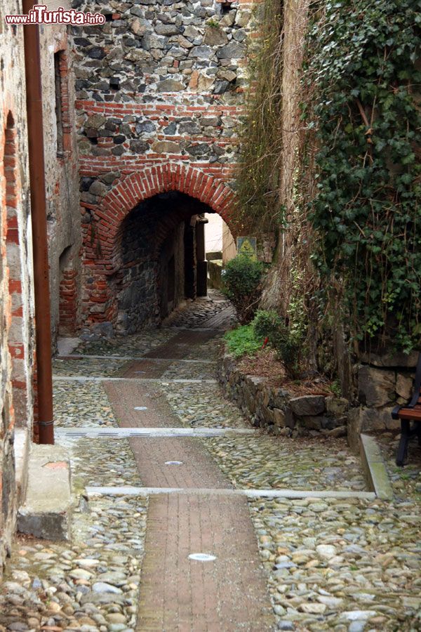Immagine Vicolo medievale nel Ricetto di Pavone Canavese in provincia di Ivrea - © Alessandro Vecchi, CC BY-SA 3.0, Wikipedia