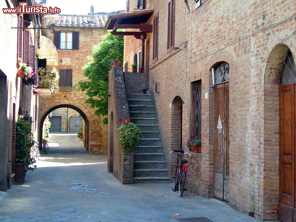 Immagine Vicolo nel centro di Buonconvento, Toscana.
